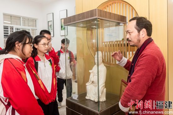 德化一中发力传承德化白瓷非遗技艺。