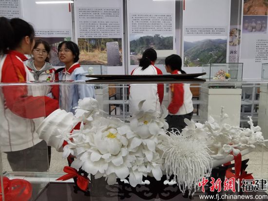 德化一中发力传承德化白瓷非遗技艺。