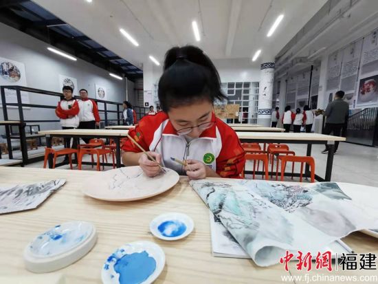 德化一中发力传承德化白瓷非遗技艺。