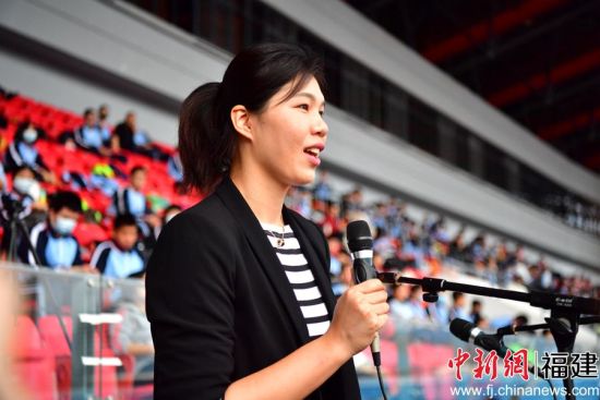 福建师范大学体育与科学学院副院长、中国女排奥运冠军徐云丽宣布福州第十九中学第五十届田径运动会开幕。张斌 摄
