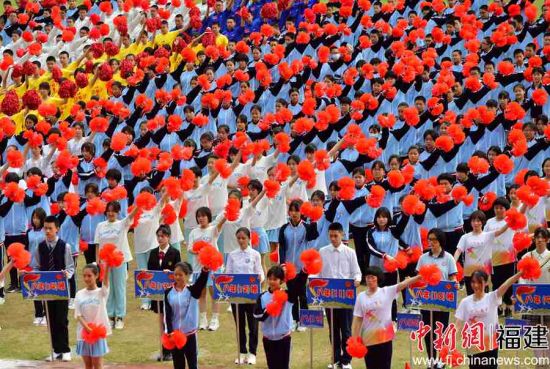 福州第十九中学第五十届田径运动会开幕式现场。张斌 摄