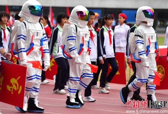福州第十九中学第五十届田径运动会开幕式现场。张斌 摄