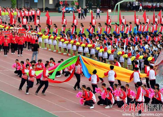 福州第十九中学第五十届田径运动会开幕式现场。张斌 摄