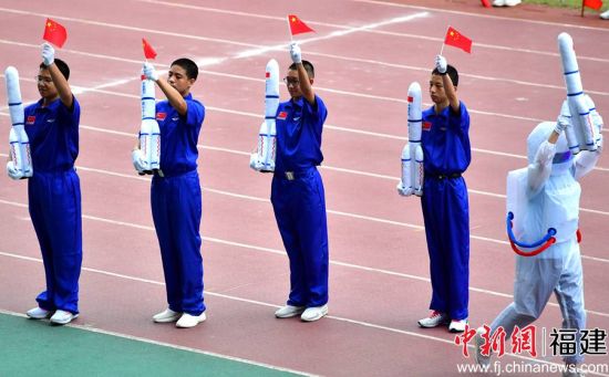 福州第十九中学第五十届田径运动会开幕式现场。张斌 摄