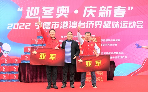 图为宁德市侨联主席陈卫良为亚军队伍颁奖。林榕生 摄.JPG