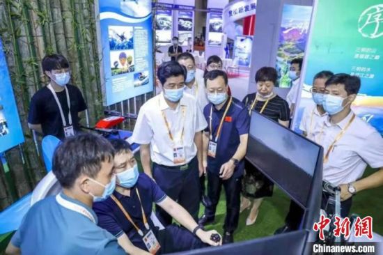 三明市委书记余红胜莅临“山水陆空?运动绿都”体育产业展区关怀指导。 三明市体育局 供图 三明市委书记余红胜莅临“山水陆空?运动绿都”体育产业展区关怀指导。 三明市体育局 供图