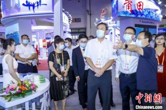 国家体育总局体育器材装备中心副主任王平、省体育局党组成员、副局长唐佑明一行莅临展区关怀指导。 三明市体育局 供图 国家体育总局体育器材装备中心副主任王平、省体育局党组成员、副局长唐佑明一行莅临展区关怀指导。 三明市体育局 供图