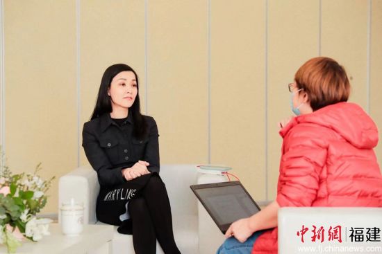 圣农集团董事长傅芬芳接受采访 圣农集团董事长傅芬芳接受采访