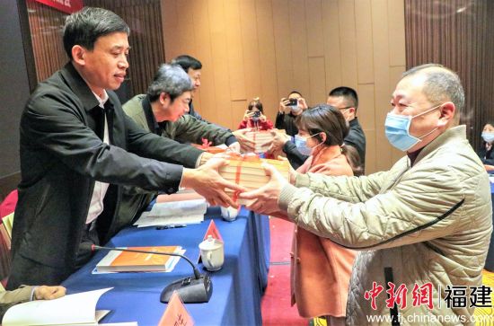 图为领书仪式。叶伏国 摄 图为领书仪式。叶伏国 摄