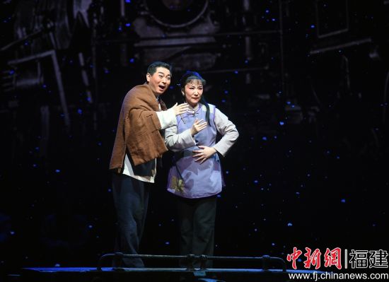 国家一级演员张萌(左)在剧中领衔主演林祥谦,中国戏剧梅花奖获得者、程派名家孙劲梅(右)饰演陈桂贞。 记者 刘可耕 摄 国家一级演员张萌(左)在剧中领衔主演林祥谦,中国戏剧梅花奖获得者、程派名家孙劲梅(右)饰演陈桂贞。 记者 刘可耕 摄