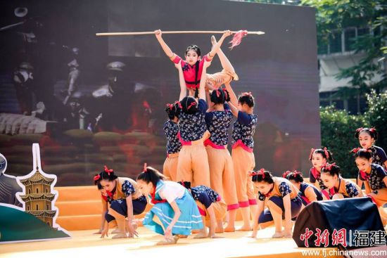 泉州市第二实验小学学生自编群舞《星火庚续》。
