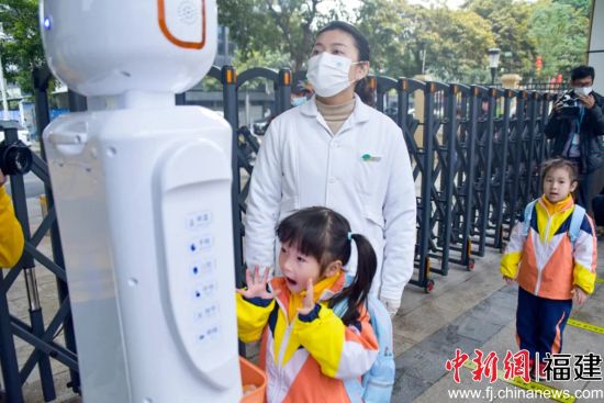  早上晨检时,孩子只需要站在机器上，按照语音提示张开嘴巴、伸出手掌即可。