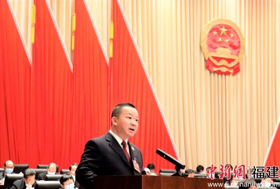 图为宁德市人民检察院检察长陈良华作工作报告。吴允杰 摄