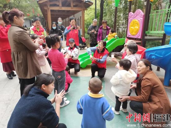  福建省健康科普志愿者艺术团的志愿者开展健康科普。