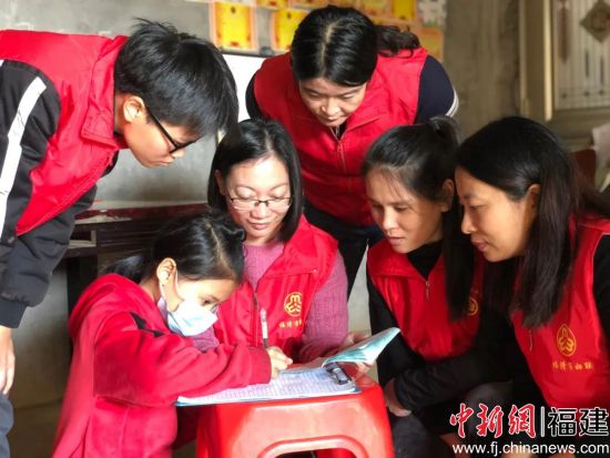 福清市爱心妈妈帮帮团的姐妹走访慰问困境儿童。