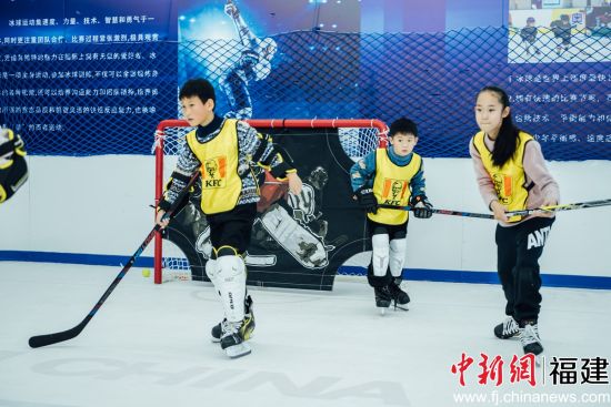 亲子家庭冰上运动比赛现场。 亲子家庭冰上运动比赛现场。