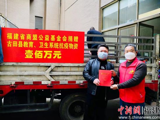 李靖（右一）参与公益事业，资料图。