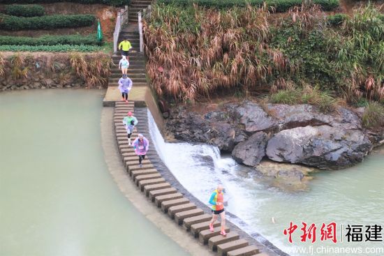 挑战赛线路贯穿于村庄、公路、山野之间。郑力炜 摄