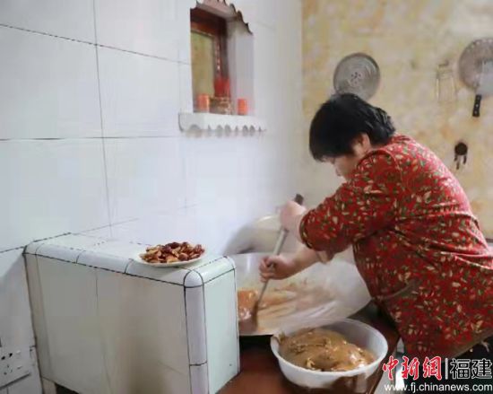 制作年糕。
