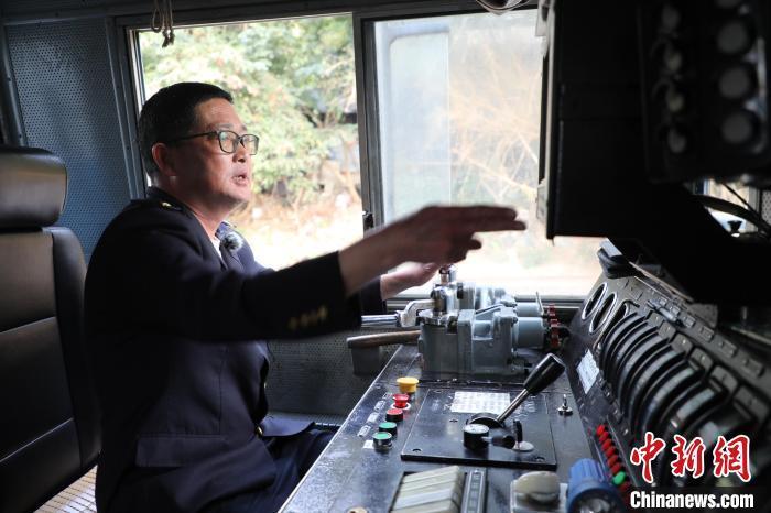 图为出发前,何志刚检查内燃机车内部情况。 孙嘉奎 摄 图为出发前,何志刚检查内燃机车内部情况。 孙嘉奎 摄