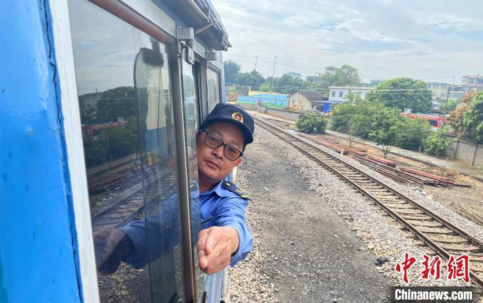 图为出发前,何志刚检查内燃机车内部情况。 孙嘉奎 摄 图为出发前,何志刚检查内燃机车内部情况。 孙嘉奎 摄