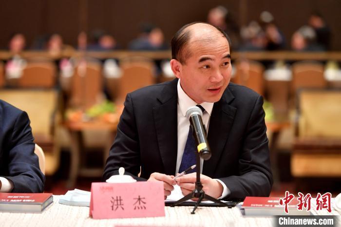 三棵树涂料股份有限公司董事长、总裁洪杰与会发言。 吕明 摄 三棵树涂料股份有限公司董事长、总裁洪杰与会发言。 吕明 摄