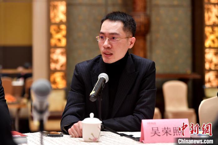 鸿星尔克董事长吴荣照与会发言。 吕明 摄 鸿星尔克董事长吴荣照与会发言。 吕明 摄