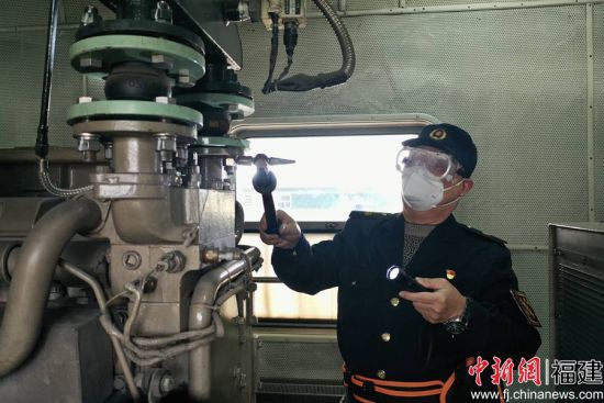 3.发电车乘务员涂桂仿在列车始发前，敲击检查冷却水箱循环水管固定螺栓，保证不发生松动。王玉星 摄