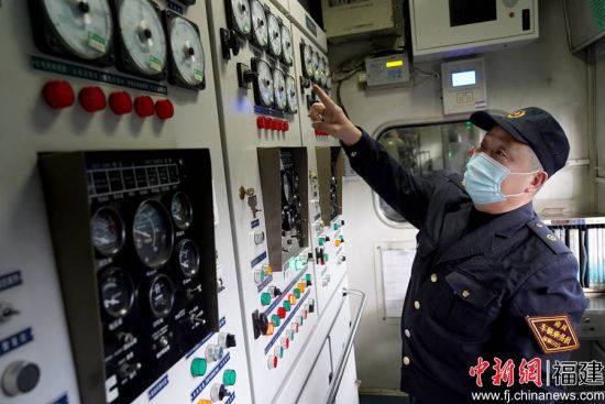 4.发电车乘务员涂桂仿检查发电机组各仪表指针情况，确保旅客列车空调、电茶炉等用电设备供电正常。何卫东 摄