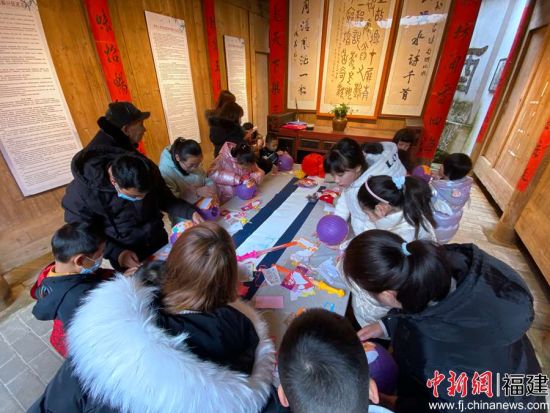 DIY灯笼活动吸引游客。