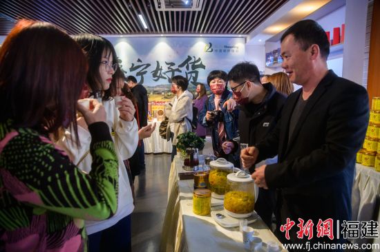 市民正在体验寿宁的特色产品。李南轩 摄 市民正在体验寿宁的特色产品。李南轩 摄