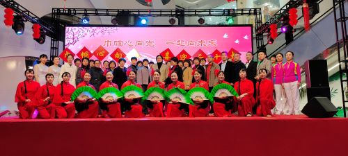 图为合影留念。.jpg