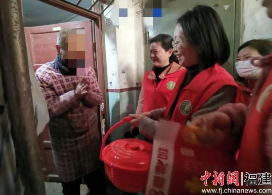 巾帼志愿者进社区入户慰问。 巾帼志愿者进社区入户慰问。