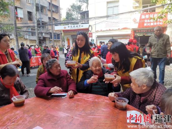 巾帼志愿者邀请辖区百位老人品尝“拗九粥”。 巾帼志愿者邀请辖区百位老人品尝“拗九粥”。