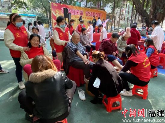 巾帼志愿者为社区老人采耳、捶背、洗脚。 巾帼志愿者为社区老人采耳、捶背、洗脚。