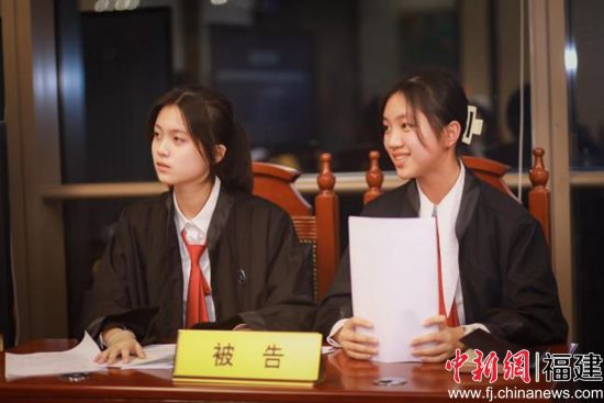 图为模拟法庭现场 图为模拟法庭现场