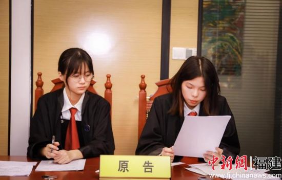 图为模拟法庭现场 图为模拟法庭现场