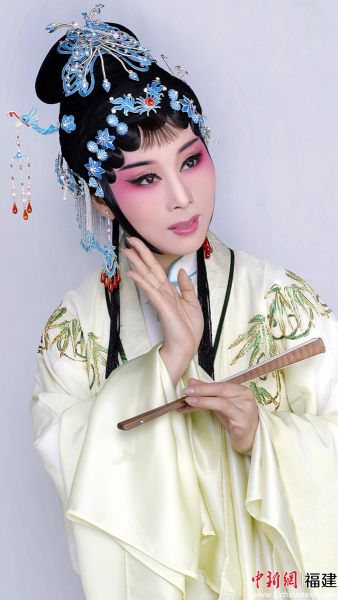图为周虹在闽剧《双蝶扇》中饰演林梦卿。