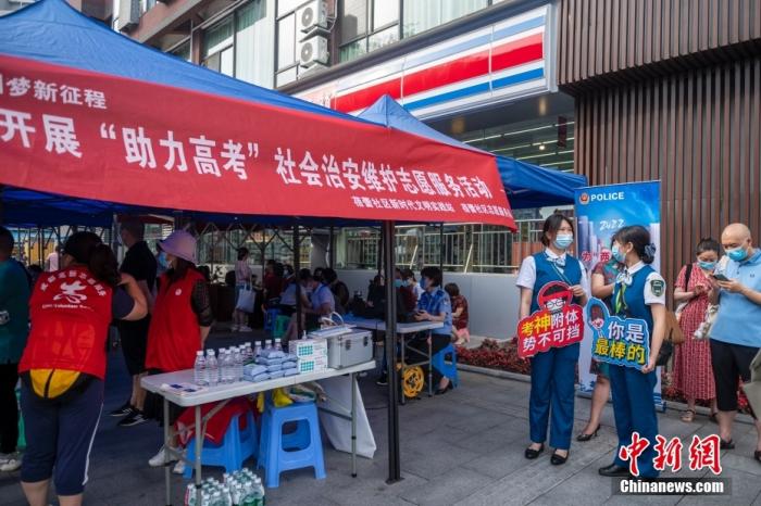 6月7日上午,2022年全国高考拉开帷幕。四川省成都市玉林中学考点考生陆续抵达和进入考点。图为社区在考点外专门设立了服务考生处。 刘忠俊 摄 6月7日上午,2022年全国高考拉开帷幕。四川省成都市玉林中学考点考生陆续抵达和进入考点。图为社区在考点外专门设立了服务考生处。 刘忠俊 摄