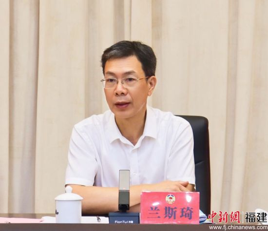  宁德市政协党组书记、主席兰斯琦主持会议。吴允杰 摄