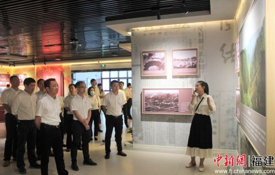 领导嘉宾参观中国工农红军闽东独立师陈列馆。林榕生 摄