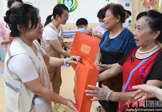  福州鼓东街道观风亭社区党委书记陈绿漪等共同为辖区孤寡老人、退役军人、困难群众等送上中秋月饼。记者 刘可耕 摄