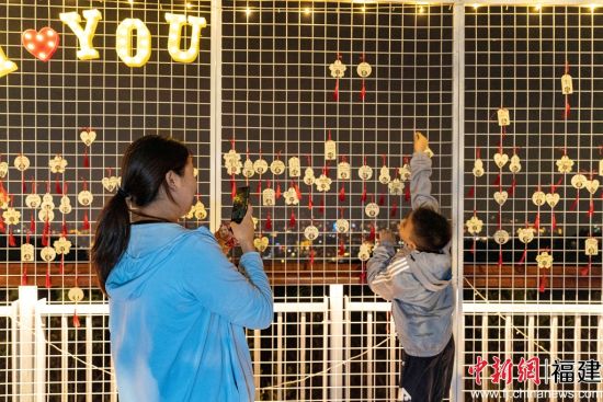 图为游客在鼓山游玩。宗威 摄