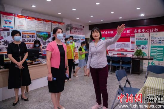 调研组一行走进“村童妈妈聚乐部”茶会站点。李南轩 摄