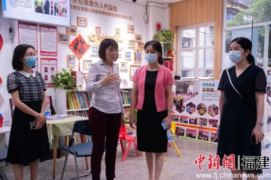 调研组一行走进“村童妈妈聚乐部”茶会站点。李南轩 摄