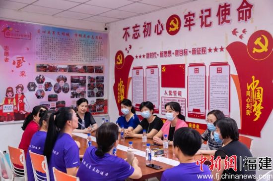 调研组一行听取“惠容·妇女微家”开展的巾帼志愿服务活动。李南轩 摄