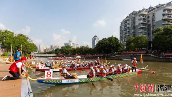 龙舟马拉松比赛现场。