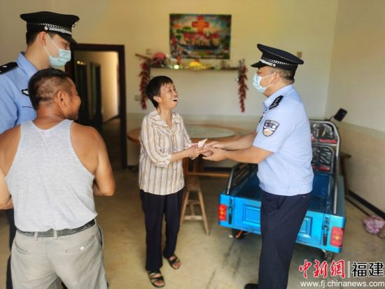 民警将被骗的钱款交还给群众。陈添强 摄