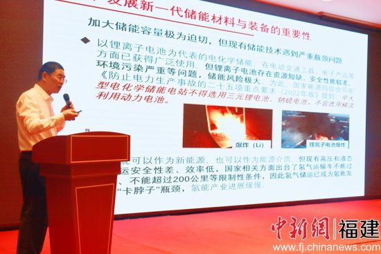  中国工程院院士、重庆大学教授、中国工程科技发展战略重庆研究院院长潘复生作主旨报告。吴允杰 摄