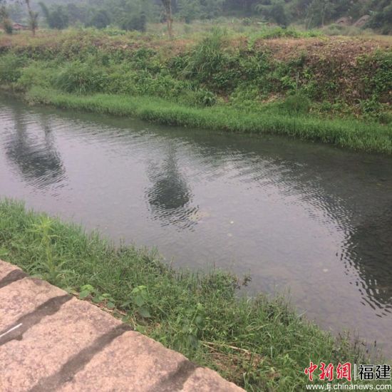 整改前的澳里溪。